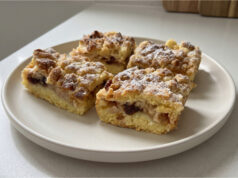 Baroninenschnitten mit Äpfeln und Baiser: Zarter Kuchen mit knuspriger Teigschicht Baroninenschnitten mit Äpfeln und Baiser auf dem Blech
