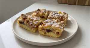 Baroninenschnitten mit Äpfeln und Baiser: Zarter Kuchen mit knuspriger Teigschicht Baroninenschnitten mit Äpfeln und Baiser auf dem Blech