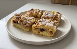 Baroninenschnitten mit Äpfeln und Baiser: Zarter Kuchen mit knuspriger Teigschicht Baroninenschnitten mit Äpfeln und Baiser auf dem Blech