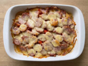 Bauernauflauf mit Kartoffeln und Wurst: Schnelles, sättigendes Ofengericht aus einer Form Bauernauflauf mit Kartoffeln und Wurst – schnelles, sättigendes Ofengericht aus einer Form