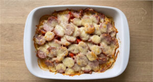 Bauernauflauf mit Kartoffeln und Wurst: Schnelles, sättigendes Ofengericht aus einer Form Bauernauflauf mit Kartoffeln und Wurst – schnelles, sättigendes Ofengericht aus einer Form