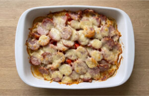 Bauernauflauf mit Kartoffeln und Wurst: Schnelles, sättigendes Ofengericht aus einer Form Bauernauflauf mit Kartoffeln und Wurst – schnelles, sättigendes Ofengericht aus einer Form