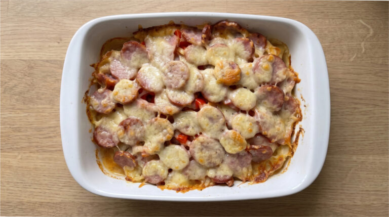 Bauernauflauf mit Kartoffeln und Wurst: Schnelles, sättigendes Ofengericht aus einer Form