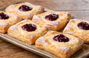 Blätterteig-Täschchen mit Vanillepudding: Knuspriges Dessert aus wenigen Zutaten Blätterteig-Täschchen mit Vanillepudding: knuspriges Dessert aus wenigen Zutaten