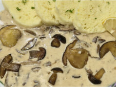 Cremige Pilzsoße mit Hefeknödel: Fein, aromatisch und natürlich mit Sahne gebunden Cremige Pilzsoße mit Hefeknödel – fein, aromatisch und natürlich gebunden