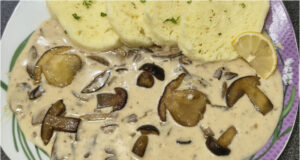 Cremige Pilzsoße mit Hefeknödel: Fein, aromatisch und natürlich mit Sahne gebunden Cremige Pilzsoße mit Hefeknödel – fein, aromatisch und natürlich gebunden
