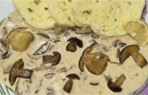 Cremige Pilzsoße mit Hefeknödel: Fein, aromatisch und natürlich mit Sahne gebunden Cremige Pilzsoße mit Hefeknödel – fein, aromatisch und natürlich gebunden