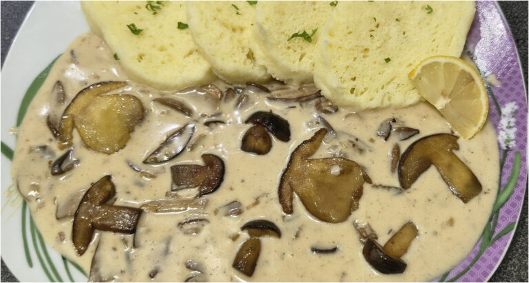 Cremige Pilzsoße mit Hefeknödel: Fein, aromatisch und natürlich mit Sahne gebunden