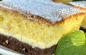 Dreifarbiger Kuchen mit Quark: Saftiges Gebäck mit drei markanten Schichten Dreifarbiger Kuchen mit Quark aufgeschnitten