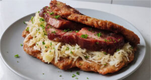 Kaplitzer Cmunda mit geräuchertem Fleisch: Knusprige Kartoffelpuffer mit süß-sauerem Sauerkraut Echte Kaplitzer Cmunda mit geräuchertem Fleisch und süß-saurem Sauerkraut