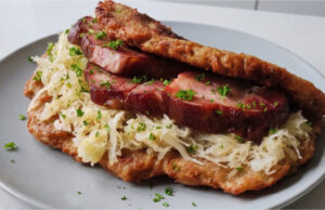 Kaplitzer Cmunda mit geräuchertem Fleisch: Knusprige Kartoffelpuffer mit süß-sauerem Sauerkraut Echte Kaplitzer Cmunda mit geräuchertem Fleisch und süß-saurem Sauerkraut