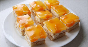 Gefräßige Mandarinen-Schnitten: Luftiger Biskuit, Sahnecreme und glänzendes Pudding-Gelee Gefräßige Mandarinen-Schnitten mit luftigem Biskuit, Sahnecreme und glänzendem Pudding-Gelee