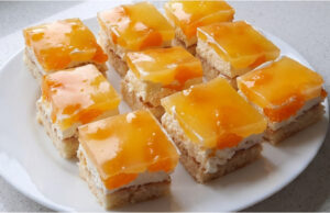 Gefräßige Mandarinen-Schnitten: Luftiger Biskuit, Sahnecreme und glänzendes Pudding-Gelee Gefräßige Mandarinen-Schnitten mit luftigem Biskuit, Sahnecreme und glänzendem Pudding-Gelee