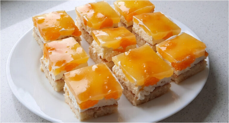 Gefräßige Mandarinen-Schnitten: Luftiger Biskuit, Sahnecreme und glänzendes Pudding-Gelee