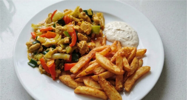 haehnchen-china-mit-hausgemachten-pommes-saftiges-fleisch-knackiges-gemuese-und-goldene-beilage-864 Hähnchen nach chinesischer Art mit hausgemachten Pommes, saftiges Fleisch, knackiges Gemüse und goldene Beilage