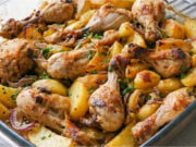 Hähnchenschenkel in Joghurt mit Kartoffeln: Saftiges Abendessen vom Blech Hähnchenschenkel in Joghurt mit Kartoffeln – saftiges Blechgericht