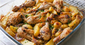 Hähnchenschenkel in Joghurt mit Kartoffeln: Saftiges Abendessen vom Blech Hähnchenschenkel in Joghurt mit Kartoffeln – saftiges Blechgericht