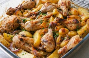 Hähnchenschenkel in Joghurt mit Kartoffeln: Saftiges Abendessen vom Blech Hähnchenschenkel in Joghurt mit Kartoffeln – saftiges Blechgericht