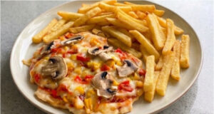 Hähnchenschnitzel à la Pizza: Saftiges Fleisch mit Käse und Gemüse vom Blech Hähnchenschnitzel à la Pizza mit Käse und Gemüse auf dem Blech