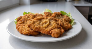 Hähnchenschnitzel in Senfmarinade: Saftiges Fleisch aus der Pfanne in wenigen Minuten Hähnchenschnitzel in Senfmarinade auf einem Teller serviert