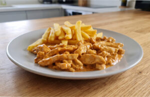 Hähnchenstreifen in Sahnesoße: Schnelles One-Pan-Abendessen mit mildem Geschmack Hähnchenstreifen in cremiger Sahnesoße serviert mit Reis