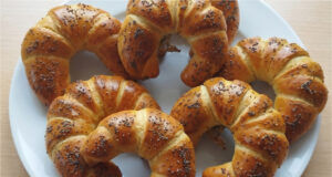 Hausgemachte Butterhörnchen mit Mohn: Lockeres Gebäck mit feinem Rumaroma Hausgemachte Butterhörnchen mit Mohn – locker wie vom Bäcker