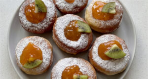 Hausgemachte Hefekrapfen mit Marmelade: Luftiger Teig und etwa 30 fluffige Stücke Hausgemachte Hefekrapfen mit Marmelade und luftigem Teig