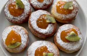 Hausgemachte Hefekrapfen mit Marmelade: Luftiger Teig und etwa 30 fluffige Stücke Hausgemachte Hefekrapfen mit Marmelade und luftigem Teig