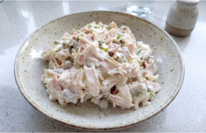 Hausgemachter Pariser Salat: Cremiger tschechischer Klassiker mit knackigen Gurken und Schinken Hausgemachter Pariser Salat – cremiger tschechischer Klassiker mit knackigen Gurken und Schinken