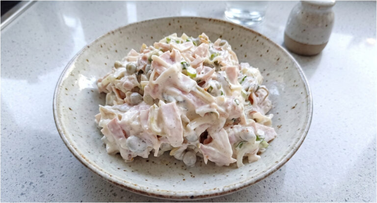 Hausgemachter Pariser Salat: Cremiger tschechischer Klassiker mit knackigen Gurken und Schinken