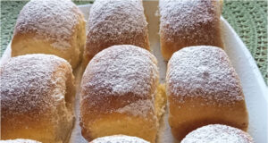 Hefebuchteln mit Pflaumen und Erdbeermarmelade: Locker und saftig dank Butter und Schmalz Hefebuchteln mit Pflaumen und Erdbeermarmelade auf einem Blech