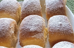 Hefebuchteln mit Pflaumen und Erdbeermarmelade: Locker und saftig dank Butter und Schmalz Hefebuchteln mit Pflaumen und Erdbeermarmelade auf einem Blech