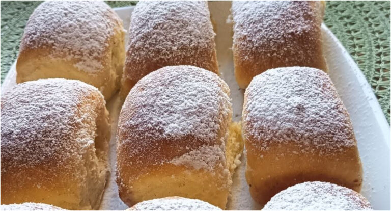 Hefebuchteln mit Pflaumen und Erdbeermarmelade: Locker und saftig dank Butter und Schmalz