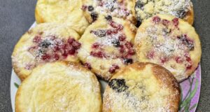 Hefekuchen mit Quark, Johannisbeeren und Pflaumenmus: Saftiger Teig mit knusprigen Streuseln Hefekuchen mit Quark, Johannisbeeren und Streuseln
