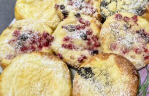 Hefekuchen mit Quark, Johannisbeeren und Pflaumenmus: Saftiger Teig mit knusprigen Streuseln Hefekuchen mit Quark, Johannisbeeren und Streuseln