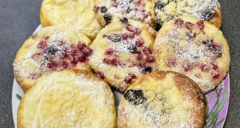 Hefekuchen mit Quark, Johannisbeeren und Pflaumenmus: Saftiger Teig mit knusprigen Streuseln