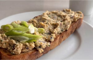 Hefepaste mit Eiern: Einfache Zubereitung mit Butter ohne komplizierte Zutaten Hefepaste mit Eiern, Zwiebeln und Butter – cremiger Aufstrich