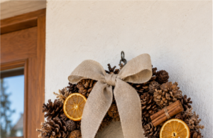 Herbstkranz muss man nicht kaufen: 20 Inspirationen aus Zapfen, die Sie selbst zu Hause basteln können Herbstkranz aus Zapfen mit Trockenblumen