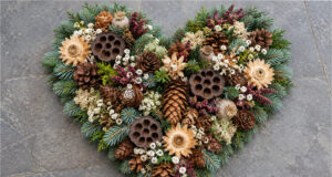 Herzen aus Tannengrün, Zapfen und Blumen: 20 wunderschöne Allerheiligendekorationen zum Selbermachen Üppig geschmücktes Herz aus Tannengrün, Zapfen und Blumen