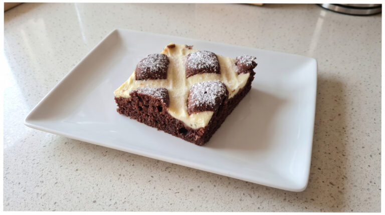Bettdecke vom Blech: Saftiger Kakaokuchen mit feinem Quarkgitter