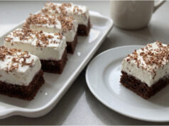 Kakaoschnitten mit Schlagsahne und Sauerrahm: Saftiger Kuchen mit zarter Creme Kakaoschnitten mit Schlagsahne und Sauerrahm – einfacher Kuchen, der jeden begeistert