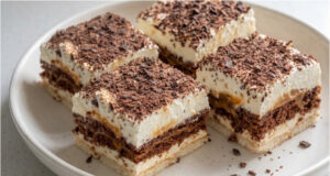 Karamellkuchen mit Keksen: Einfacher, ungebackener Nachtisch mit luftigem Mascarpone-Creme Karamellkuchen mit Keksen – einfacher ungebackener Nachtisch mit luftiger Mascarpone-Creme