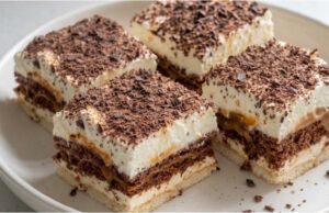 Karamellkuchen mit Keksen: Einfacher, ungebackener Nachtisch mit luftigem Mascarpone-Creme Karamellkuchen mit Keksen – einfacher ungebackener Nachtisch mit luftiger Mascarpone-Creme