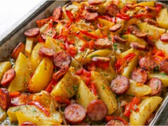 Kartoffeln mit Wurst vom Blech: Einfaches Abendessen mit Gemüse und aromatischen Gewürzen Kartoffeln mit Wurst und Gemüse auf dem Blech – einfaches Abendessen