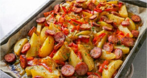 Kartoffeln mit Wurst vom Blech: Einfaches Abendessen mit Gemüse und aromatischen Gewürzen Kartoffeln mit Wurst und Gemüse auf dem Blech – einfaches Abendessen