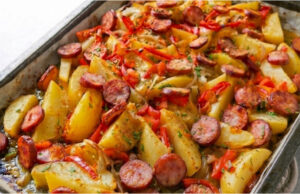 Kartoffeln mit Wurst vom Blech: Einfaches Abendessen mit Gemüse und aromatischen Gewürzen Kartoffeln mit Wurst und Gemüse auf dem Blech – einfaches Abendessen