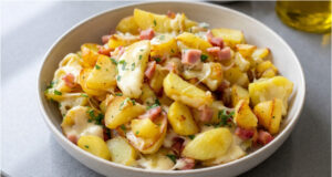 Kartoffelpfanne mit Speck und Käse: Schnelles Abendessen aus einer Pfanne Kartoffelpfanne mit Speck und geschmolzenem Käse – einfaches Rezept für ein schnelles Abendessen aus einer Pfanne