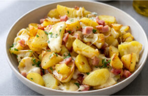 Kartoffelpfanne mit Speck und Käse: Schnelles Abendessen aus einer Pfanne Kartoffelpfanne mit Speck und geschmolzenem Käse – einfaches Rezept für ein schnelles Abendessen aus einer Pfanne