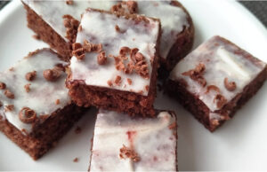 Schneller Kefir-Becherkuchen mit Kakao: Saftig, unkompliziert und ohne Abwiegen Kefir-Becherkuchen mit Kakao – schnell, saftig und unkompliziert