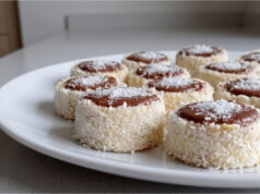 Kokos-Törtchen mit Schmalz: Zarte Schichtplätzchen mit feiner Creme und Schokolade Kokos-Törtchen mit Schmalz – zartes Schichtgebäck mit Creme und Schokolade